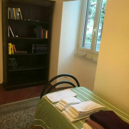 Street Apartment *
